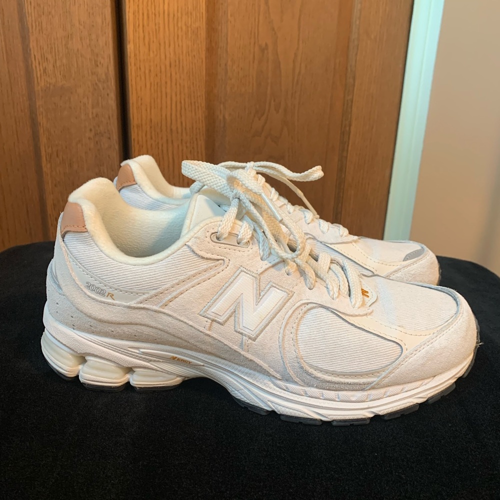 New Balance 2002R Women Size 8.5 US / Men 7 US